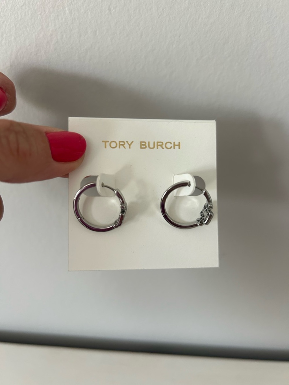 New with Tags Tory Burch Britten Hoop Earring - Picture 2 of 3